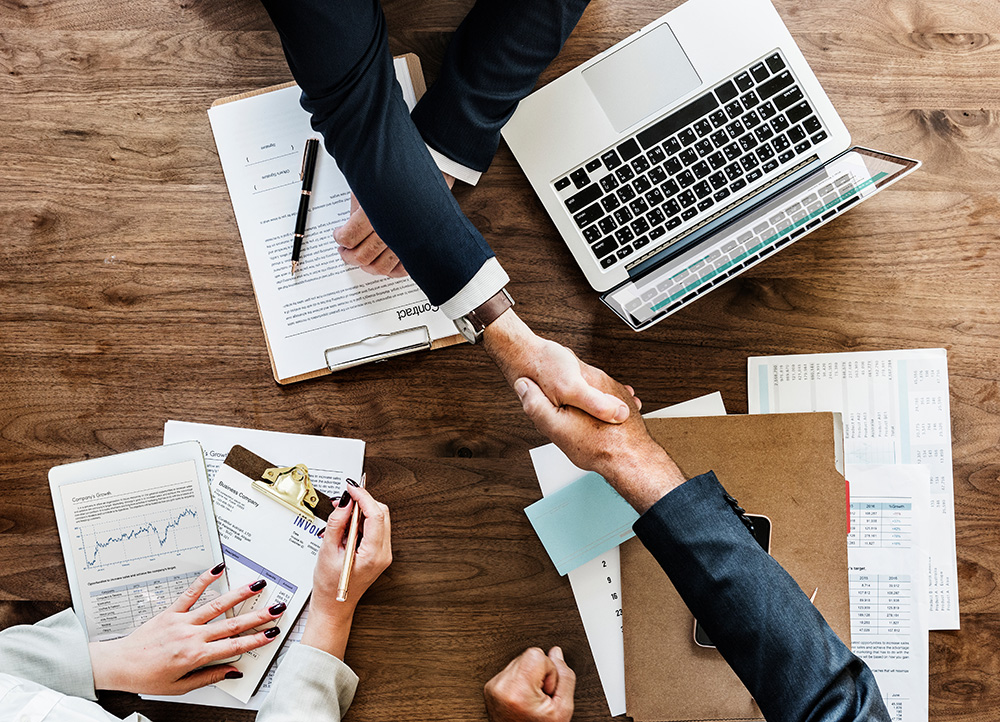 AdobeStock_341148146 Commercial collection lawyer handshakes a client